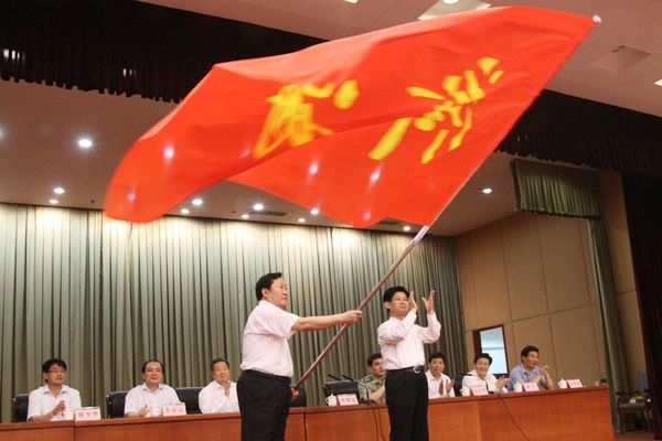 郭庆林理事长挥动济宁代表团的大旗