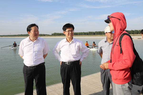 图为张继民副市长视察水上比赛基地