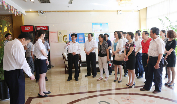 图为张继民副市长视察部分接待宾馆